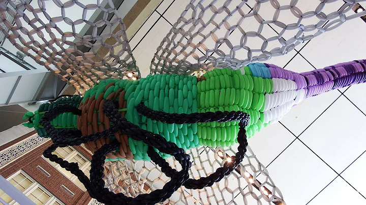 Brian Getz in USA creates worlds largest balloon s...