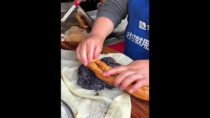 Come to Nanjing and get up at five o'clock just for this carb bomb. Nanjing Food, Black Rice Balls, - DayDayNews