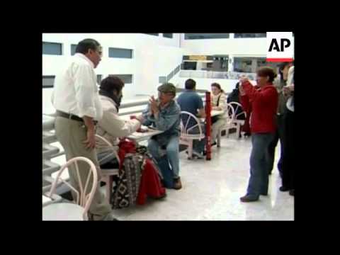 Japanese man makes airport home - YouTube