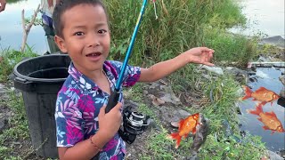 Rama Mancing Ikan Di Danau Batur