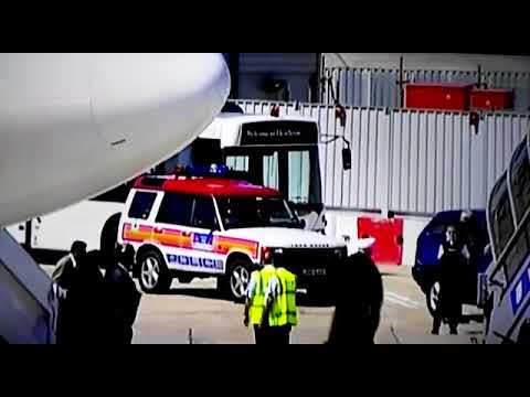 فيديو نادر وصول السيد السيستاني دام ظله إلى مطار لندن 2004 