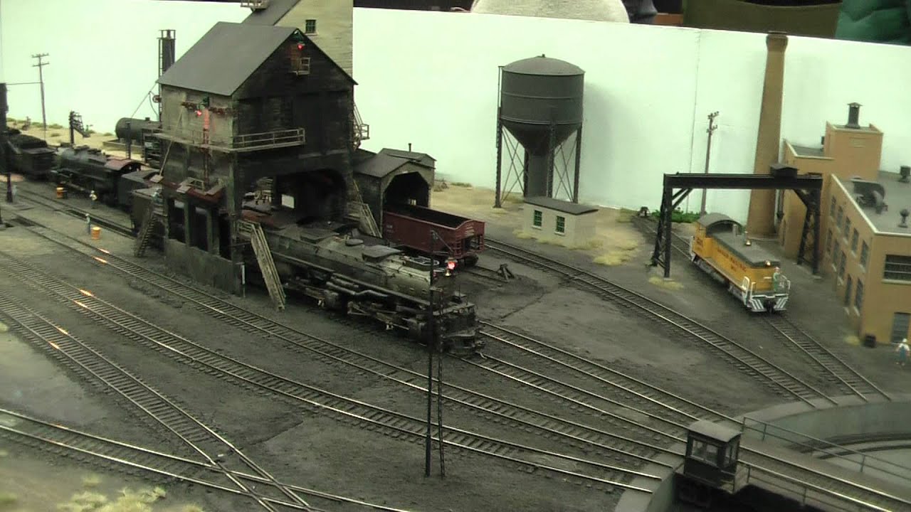 'Roundhouse' HO scale layout at Alton Show 2012 - YouTube