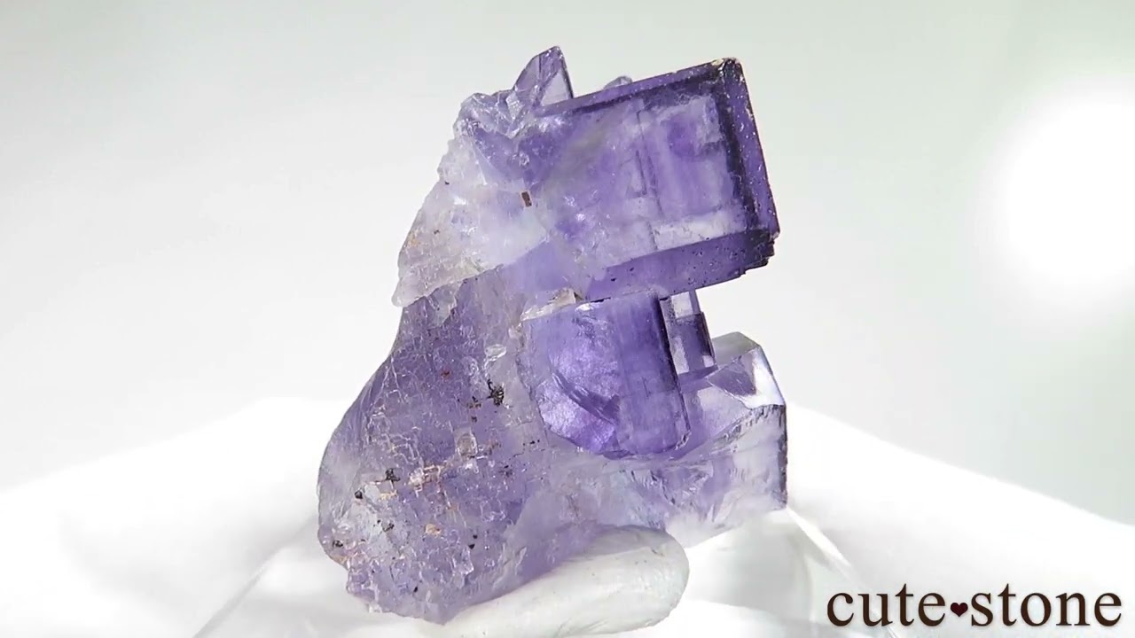 ウイグル自治区 Akesu産 パープルフローライトの原石 No.5 - cute stone -