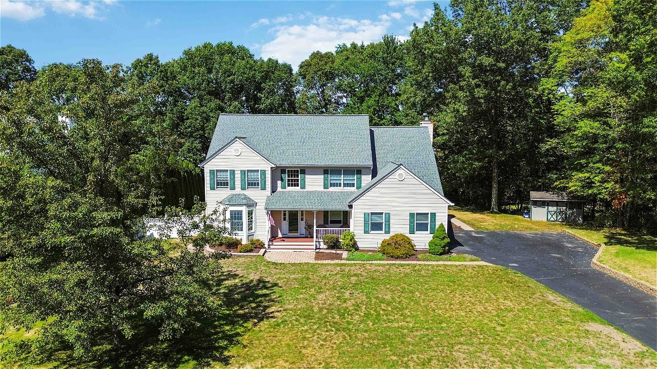 14 Chelsea Dr  Oak Ridge, NJ 07438