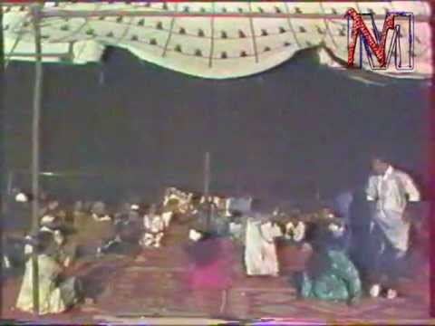 عمر الموكي رفقة الشيخة لكبيرة الخادم سنة 1986 ببرشيد 