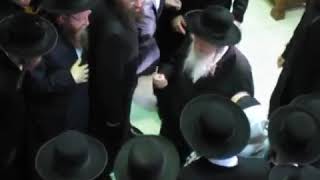 הרבי מגור מחנך לסדר. (למתקדמים בלבד: בתפקיד פליישר...)
