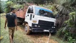 lori angkut buah sawit sangkut terbenam selepas hujan