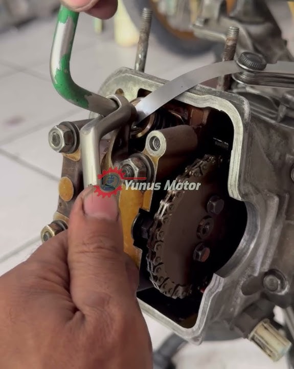 Adjust the valve clearance on the Beat FI so that it doesn't knock when the engine is hot.