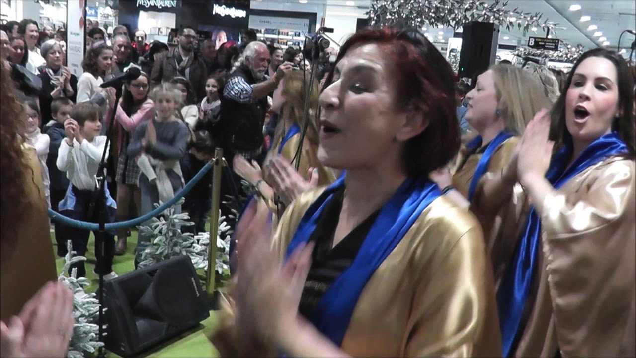 El Coro Gospel Sounds lleva la Navidad al Corte Inglés de Granada