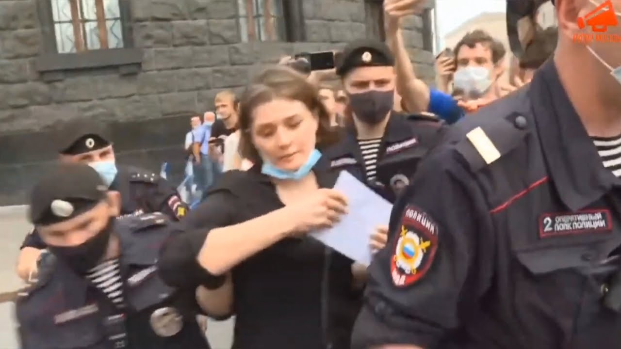 Задержания полицией на акции в поддержку журналиста Ивана Сафронова