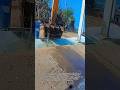 油圧ショベルによる流体搬送と人力移送の協調工学:巨大機械と人間が組む究極の給水システム