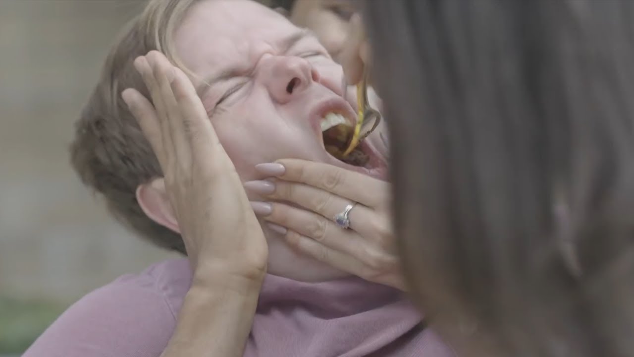 Vegano es OBLIGADO a comer carne y se muere