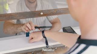 How to: Cashless in PAROOKAVILLE | Lade dein Festivalbändchen vor Ort an der Kasse mit Karte auf
Dir fehlt noch Guthaben während des Festivals?
🎥 Schau dir unsere Erklärvideos an und erfahre, wie du dein Festivalbändchen direkt an einer der Top-Up-Stationen der ING Bank of PAROOKAVILLE aufladen kannst – ganz einfach mit Karte oder in bar.
⚠️ Wichtig: Wenn du dein Bändchen nicht vorab online auflädst, fällt beim ersten Aufladen vor Ort eine Servicegebühr von 3,00 € an. How to: Cashless in PAROOKAVILLE | Lade dein Festivalbändchen vor Ort an der Kasse mit Karte auf