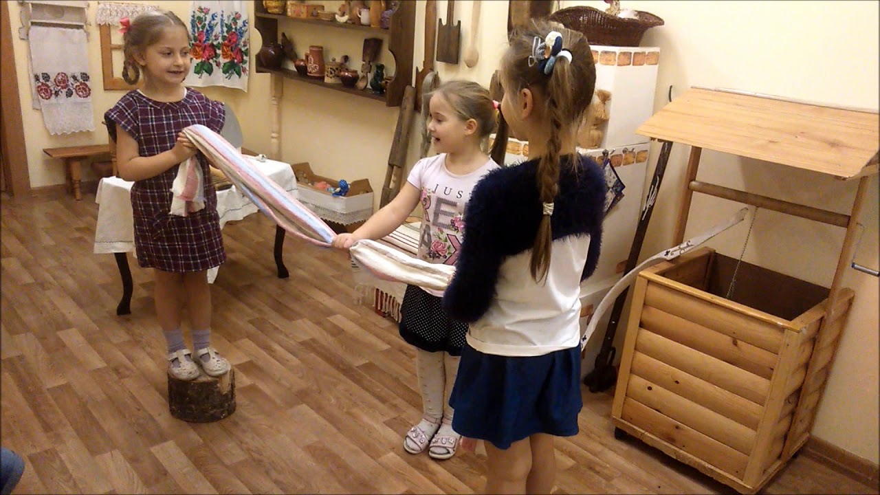 экскурсия в краеведческий музей для дошкольников. искусство для детей. музей непослушных детей в москве. картина в музее. музей детского воспитания.