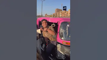 بعد انتشار فيديو له القبض على سواق توكتوك ماشى يرخبش عربيات الناس بمفك 