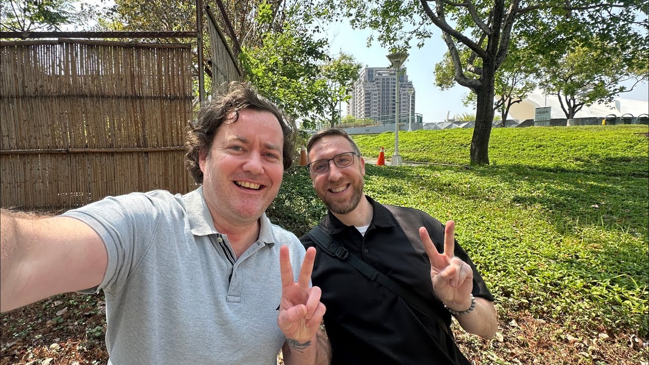 兩個外國叔叔討論台灣生活！ 縮圖