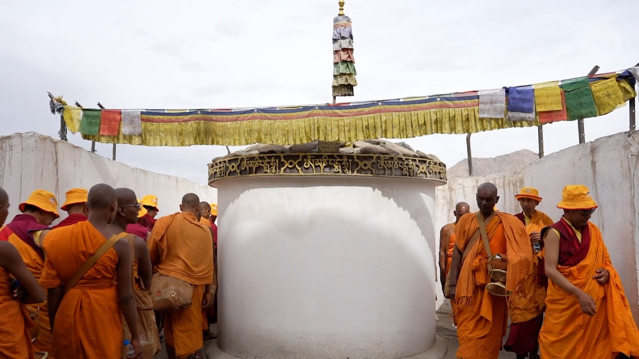 Hundreds of Buddhist monks march for peace in northern India | Radio Free Asia (RFA)