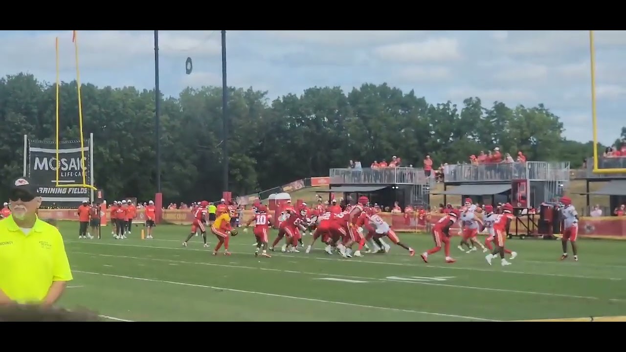 Patrick Mahomes Behind The Back Pass!