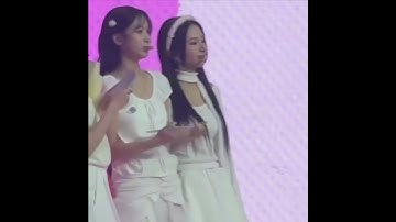 Chaeng knows where the right place to put his hand #mina #chaeyoung #michaeng #twice