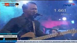 Video thumbnail of "Efek Rumah Kaca - Putih Live Taman Buaya Beat Club TVRI 2-11-2015"