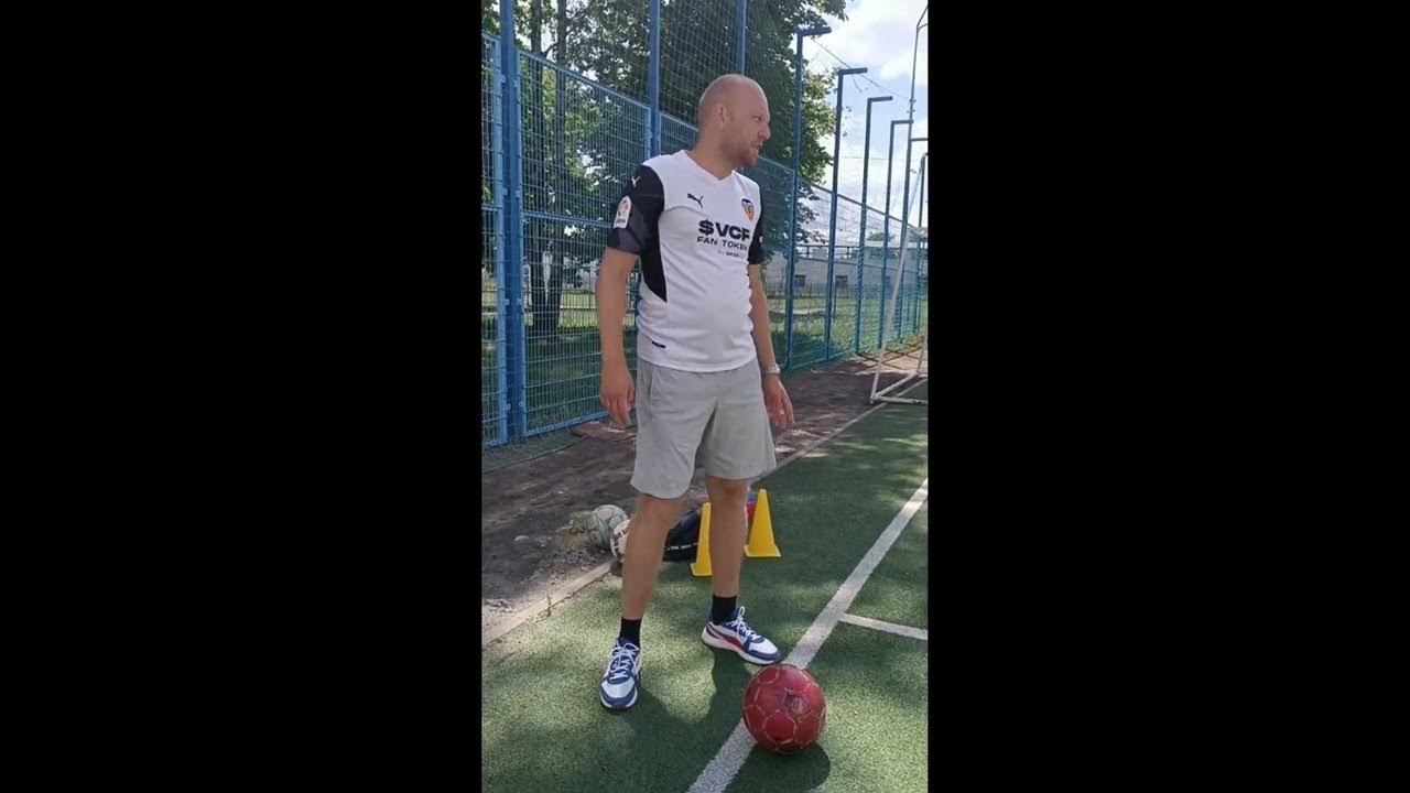 Елементи гри в футбол. Комбінаційна вправа з футбольним м'ячем. - YouTube