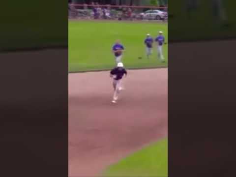 Center Fielder Tags Runner Out At Home Baseball Mlb Centerfield Tag Out
