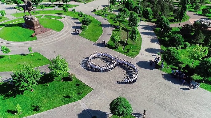 Podyumda butunlay yalangoch Massaj uchun jozibali qiz keldi