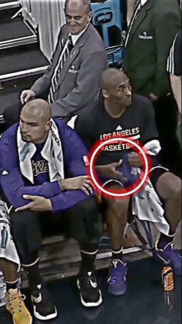 kobe gives his arm sleeve to a fan ðð #kobebryant #nba #trending