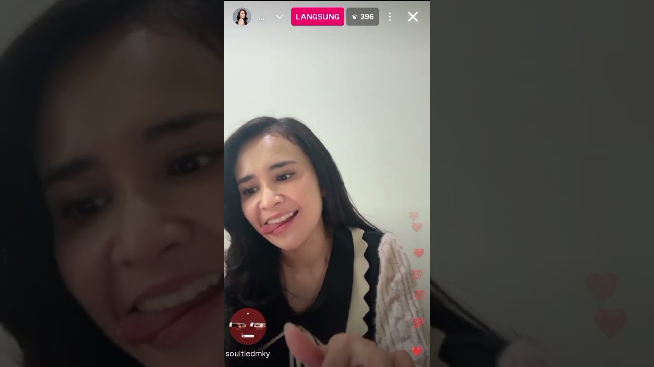 Michelle Ziudith melakukan siaran langsung \