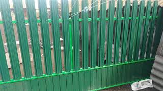 Уличные распашные ворота с забором из евро-штакетника.