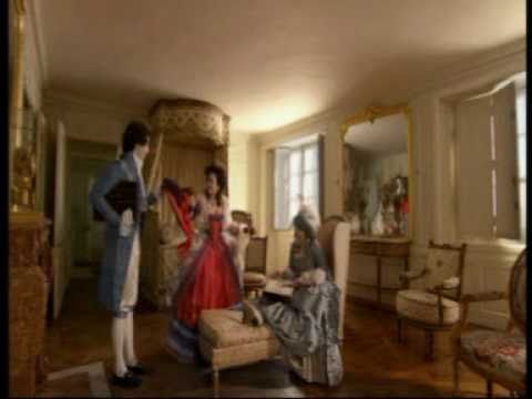 16 octobre 1793 : Marie-Antoinette vit sa derniÃ¨re journÃ©e. A la Conciergerie, dans sa cellule, le bourreau et ses aides sont venus la prÃ©parer pour son exÃ©cution. 23 ans plus tÃ´t, jeune princesse autrichienne, elle arrive en France sous les acclamations. Elle vient Ã©pouser le dauphin, Louis-Auguste, qui sera bientÃ´t roi sous le nom de Louis XVI. A Versailles, la future reine de France, se trouve isolÃ©e, exposÃ©e aux hostilitÃ©s diverses de la cour, auprÃ¨s d'un mari distant. Il lui faudra sept longues annÃ©es pour lui donner un premier enfant... Peut-Ãªtre est-ce Ã  cause de cela que Marie-Antoinette se rÃ©fugia dans un monde oÃ¹ seul son plaisir comptait ? On la disait dÃ©pensiÃ¨re, joueuse, et frivole sans doute pour Ã©chapper Ã  une vie rÃ©gie par trop de contraintes Ã©touffantes. 23 ans plus tard, cette mÃªme femme, dÃ©chue de son titre de reine, est menÃ©e Ã  la guillotine. Elle est vieillie avant l'Ã¢ge. Ses cheveux sont gris. Les cris qui s'abattent maintenant sur elle sont des cris de haine. Que s'est-il passÃ© ? Pourquoi cette mort ?