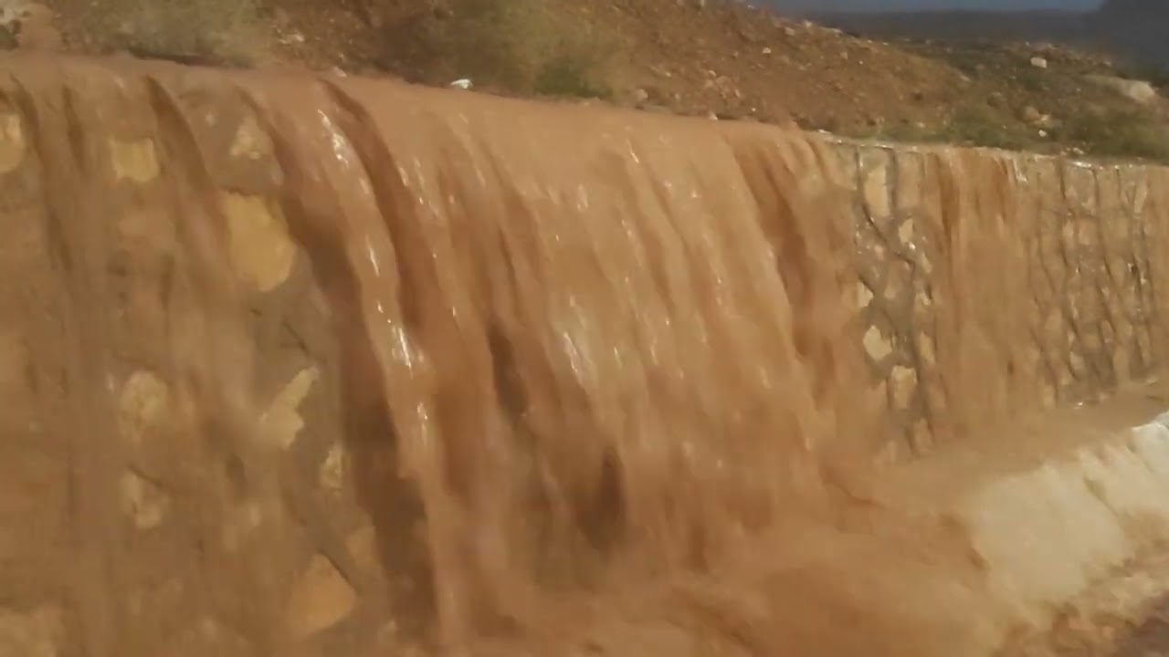 شاهد .. عاصفة رعدية قوية تحول الشارع الرئيسي لمركز اوفوس بإقليم الرشيدية الى مجرى مائي