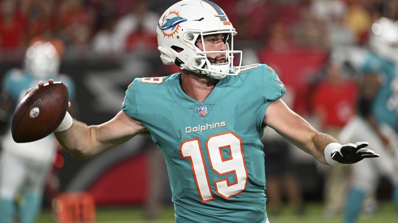 Thompson throws for 218 yards, Dolphins hold off Bucs 26-24