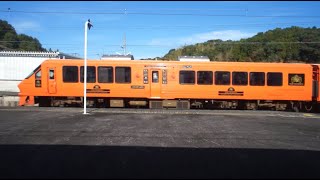 佐世保線北方駅に停車中の下り特急みどりの車窓から見た列車交換で通過する上り特急みどり＋ハウステンボス783系