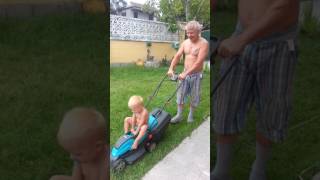 Адри катается на газонокосилке-Adri riding a lawn mower