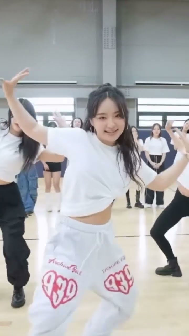 ヒョナ　LIP & HIP HyunA(현아) - 'Lip & Hip' Official Music Video - YouTube
