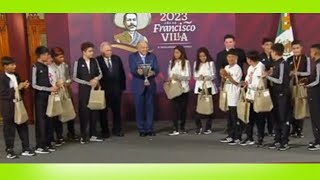 Campeones de Fútbol ⚽ Celebrando con Presidente de México 🇲🇽 #presidente #méxico by Explora Conmigo 445 views 1 year ago 1 minute, 18 seconds