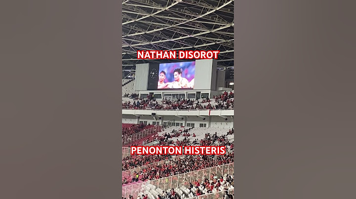 Penonton histeris berteriak saat Nathan Tjoe A On disorot kamera di GBK