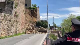 Volterra, crolla un tratto di mura: massi e detriti sulla strada