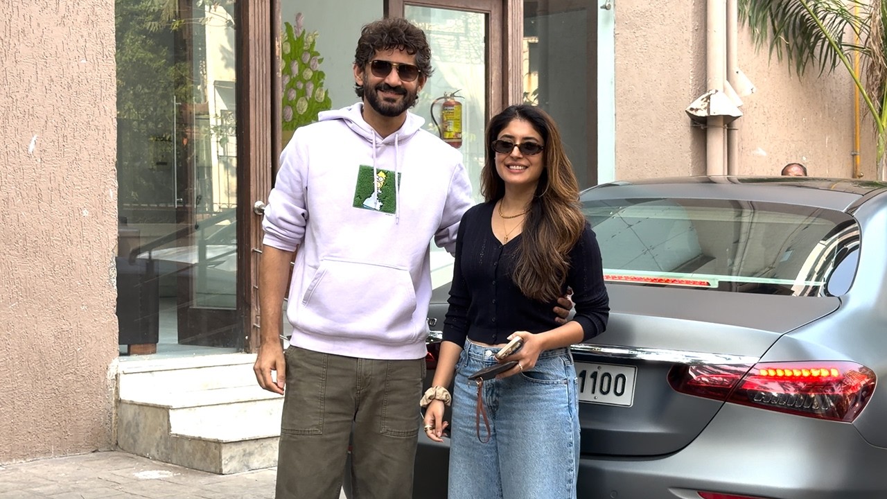 Love Birds Gaurav Kapoor & Kritika Kamra Snapped At Bandra