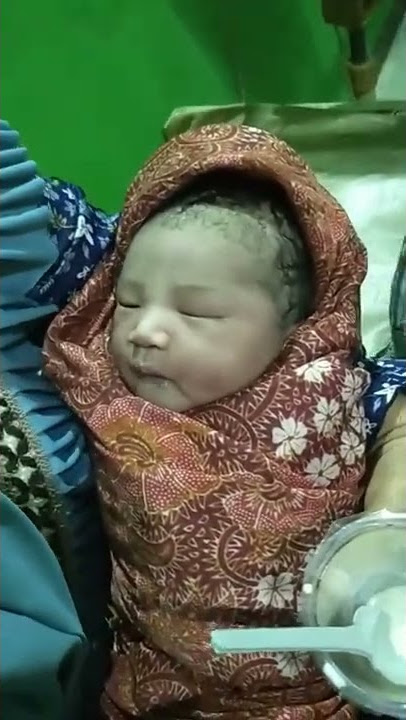 dede nya Hanum baru lahir, pertama dikasih susu
