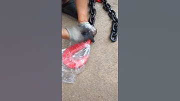 How is the master link in chain sling assembled?