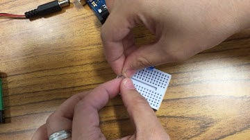 Arduino : 連接小麵包板及電腦使 led 亮起