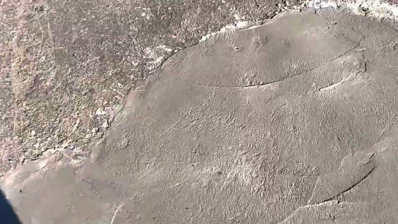 Tapando baches en la carretera