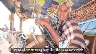 Ayeeyada Soomaaliyeed ee darawaladda ah - Somali granny driving a truck