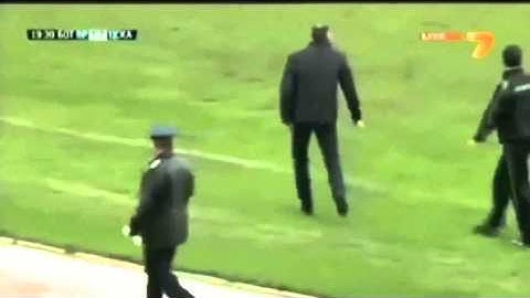 Un entrenador le saca las tarjetas al árbitro