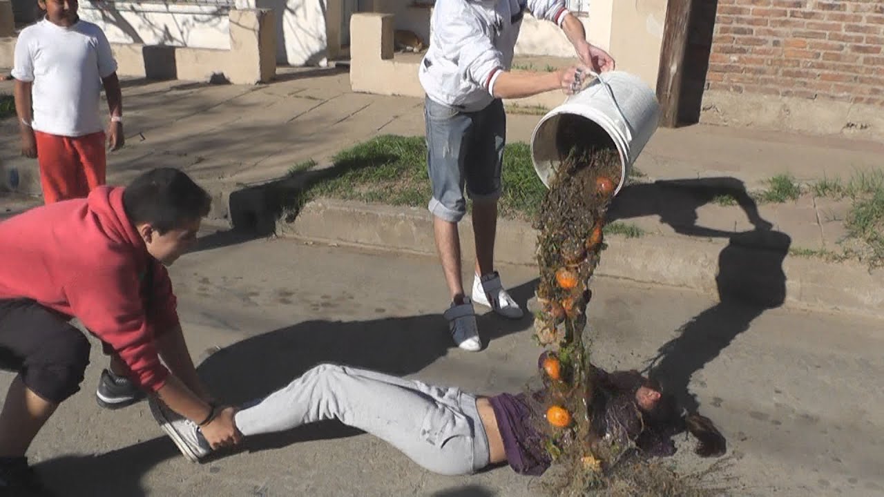 ツPintada de calle y embarrada en el cumple de 15 años de Rocio Monesterolo ✭