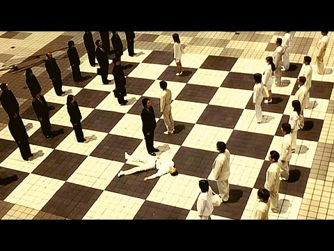 لعبة شطرنج بتتلعب ب 32 شخص اللى بيحصل فيها بيحصل فى الحقيقة ملخص فيلم Chess