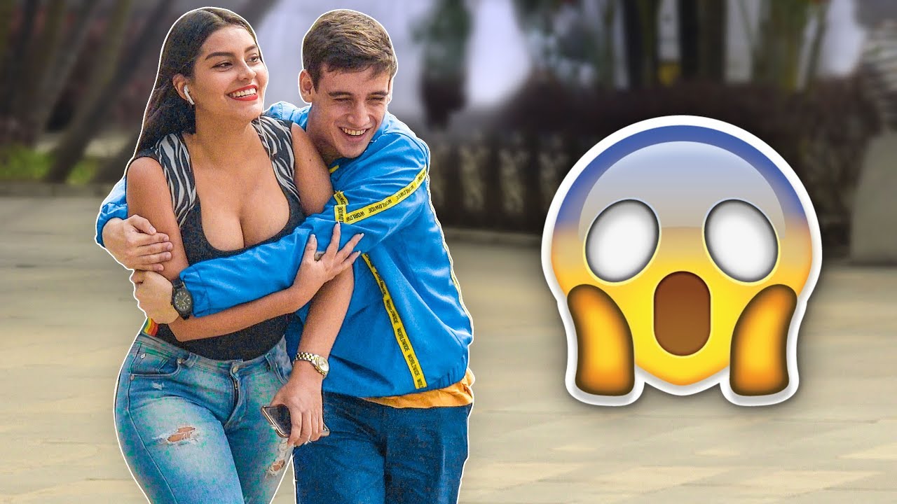 DANDO ABRAZOS MUY INCOMODOS en COLOMBIA | Bromas en la calle comidas rapidas bogota