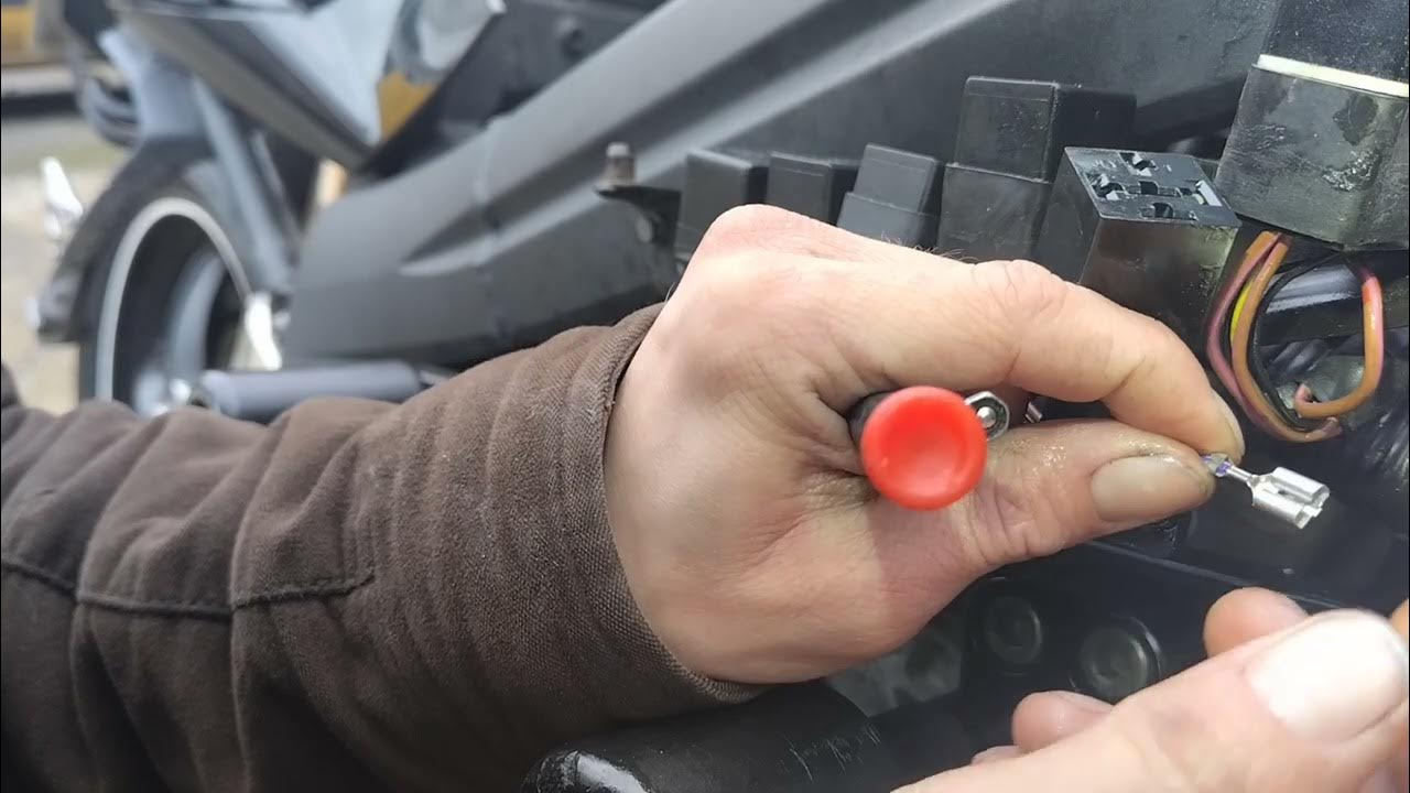 Electric connector disassembly (Triumph sprint st 1050 electrical